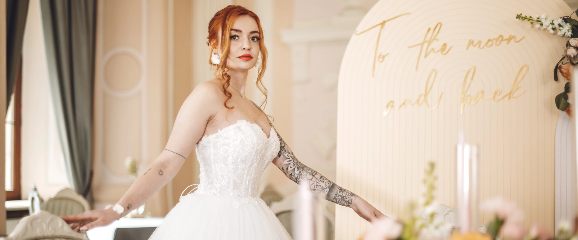 kobieta w sukni ślubnej